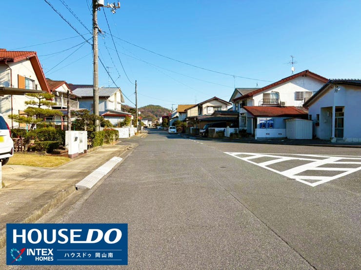 【閑静な住宅街で子育てファミリーも安心】
見通しの良い道路が広がる、落ち着いた雰囲気の住宅街です!
車の通りも多くないので、お子様が安全に遊べる環境◎
穏やかな暮らしが実現できますよ♪