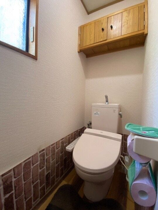 オシャレな収納付きのトイレです♪