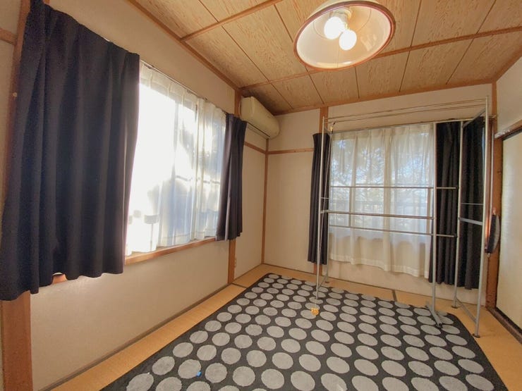 2方向から暖かい日差しが差し込む2階和室です!
お昼寝にもピッタリ♪