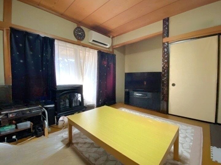 和室ですが、フローリング材を張っているため、洋室のようにリビングとして使えます!