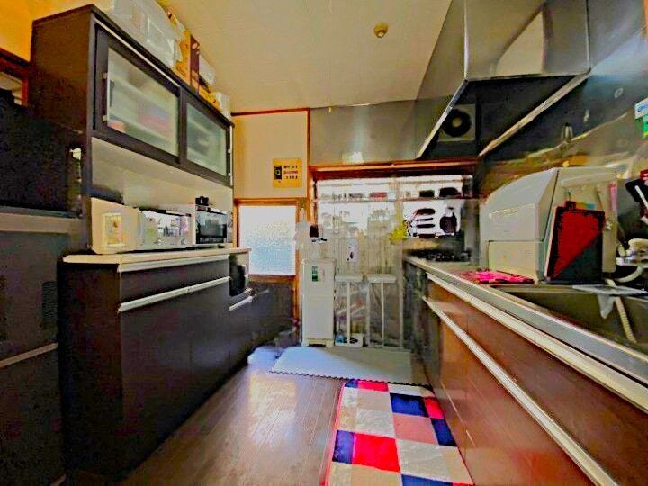 収納棚、勝手口つきの広々キッチン!
ゴミ捨ての際にも助かります!