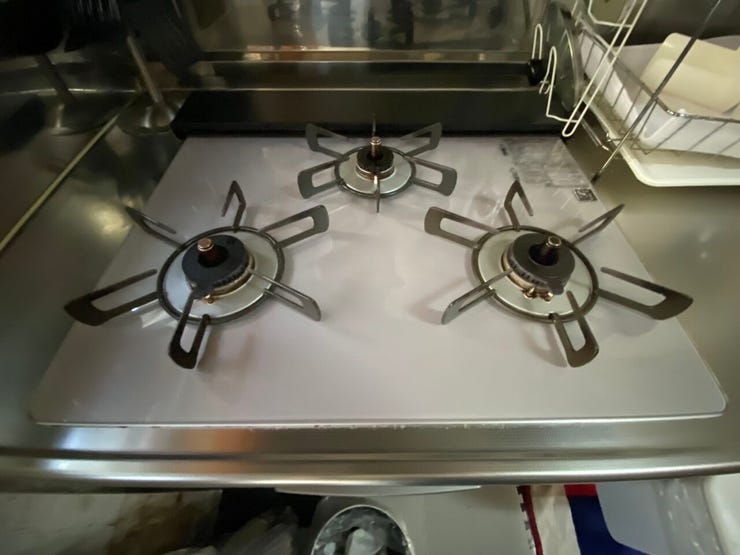 嬉しい三口コンロ!料理の幅が広がりますね!