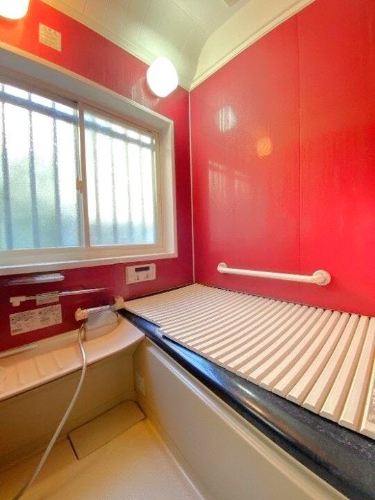 大きな窓付きの広々浴室!
一日の疲れをゆっくり癒せます!