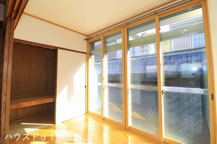 【洋室】
窓が多くあり陽当たり良好です!