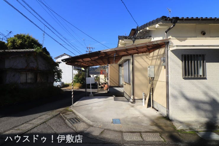 【駐車場】
屋根付きの駐車場です!