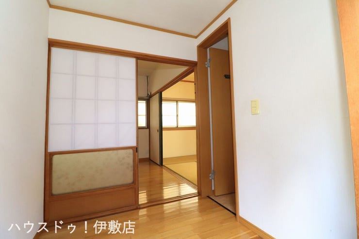 【玄関】
幅のある玄関で横に並んで靴を履けます