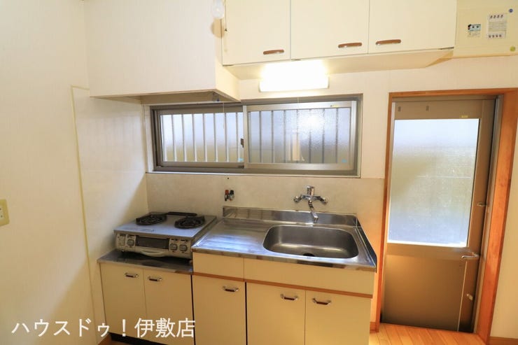 【キッチン】
窓があるので、明るいキッチンです