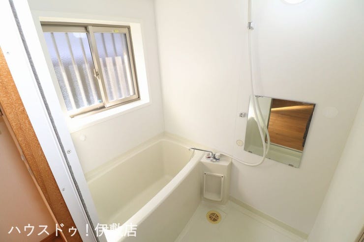 【浴室】
白い浴室で気持ちよく入浴できそうです