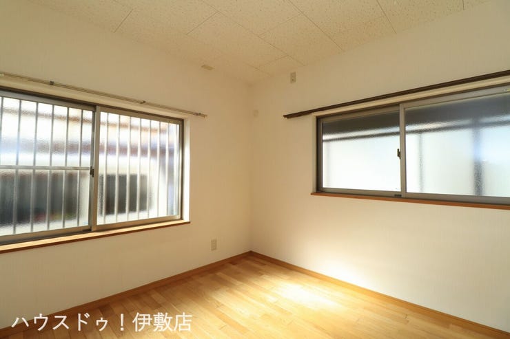 【洋室】
2方向に窓があり、明るい洋室です