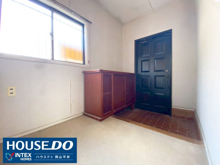 大きな窓から自然光がたっぷりと注ぎ込む明るい玄関です。シックな色味の下駄箱が落ち着いた和の趣を演出し、お住まいの風格を感じさせます。ベビーカーを置いても余裕のある広さで、毎日の外出準備もスムーズです。