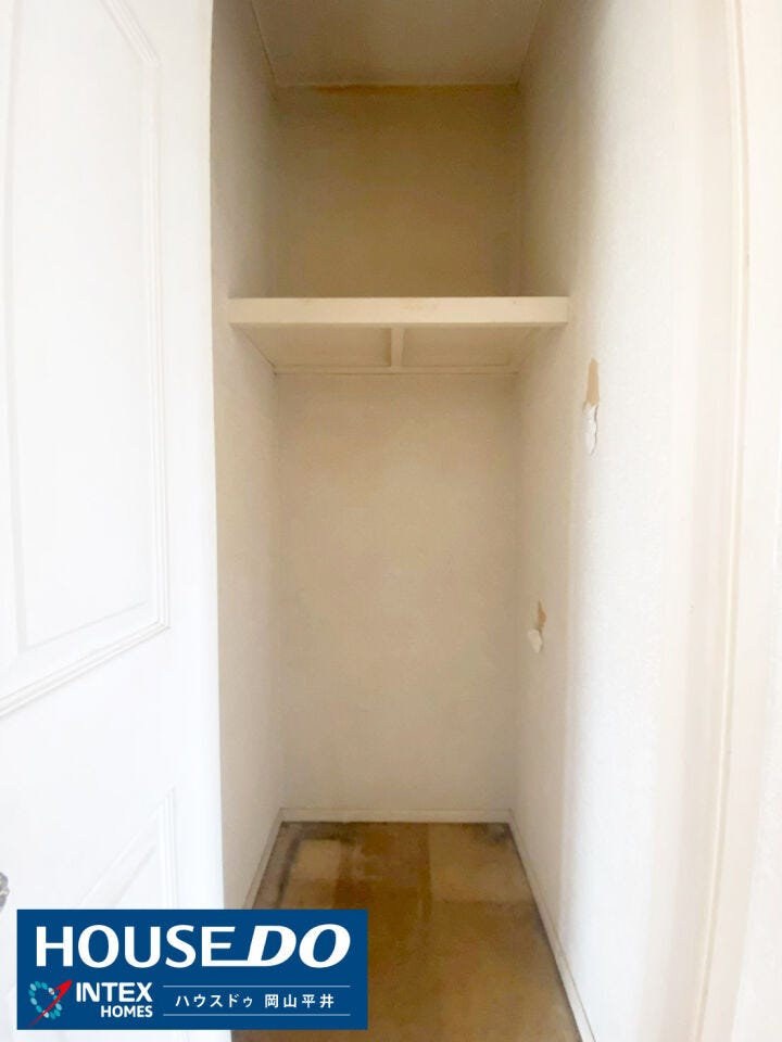 廊下にある扉付きの収納スペースは、掃除用具や日用品のストック、季節物の片付けに大活躍!棚があるため整理整頓もしやすく、限られた居住空間をより広く、有効に活用できる心強い味方です。