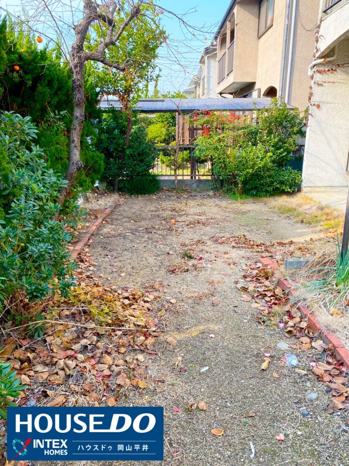 陽当たりの良いお庭は、ガーデニングや家庭菜園を楽しむのにぴったり!周囲の視線が気になりにくいプライベートな空間なので、週末にはお子様とビニールプールを楽しんだり、家族で小さなBBQをしたり!