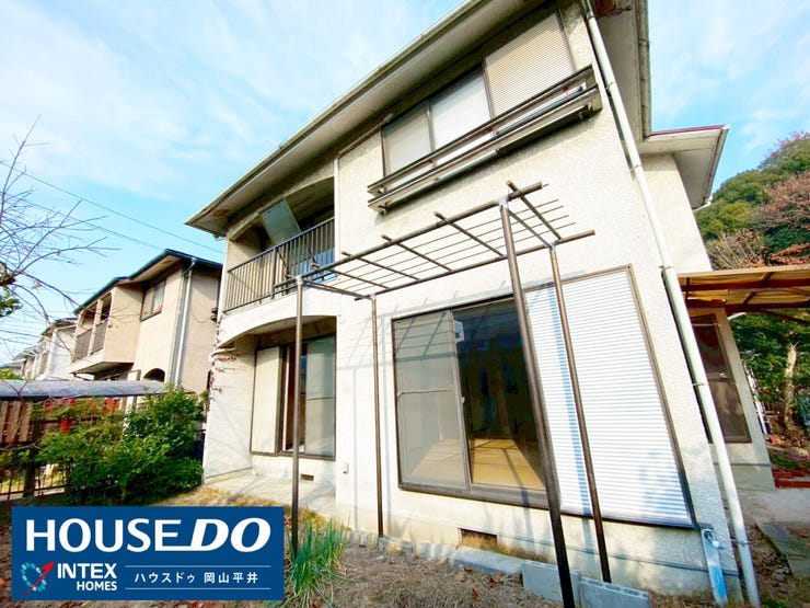 2階建てのしっかりとした造りで、周囲に遮るものがないため陽当たりも良好!青空に映える明るい外観が、爽やかな暮らしを予感させます。