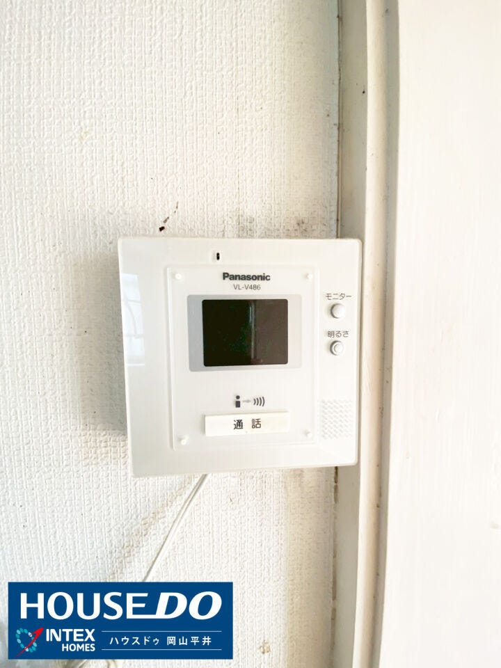 訪問者の顔を鮮明に確認できるカラーモニター付きインターホン。小さなお子様がいるご家庭や共働き世帯にも嬉しい安心の設備です。