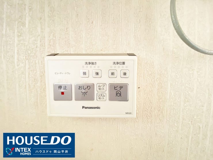 毎日使う場所だからこそ、こだわりたいトイレ空間。壁付けタイプのリモコンは操作しやすく、見た目もスッキリとしていてお掃除が楽々なのが嬉しいですね!