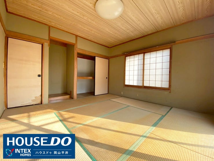 大きな押し入れがあり、布団やおもちゃをスッキリ片付けられる機能的な和室です!床の間には五月人形や雛人形を飾って、季節の行事を楽しむのも素敵。