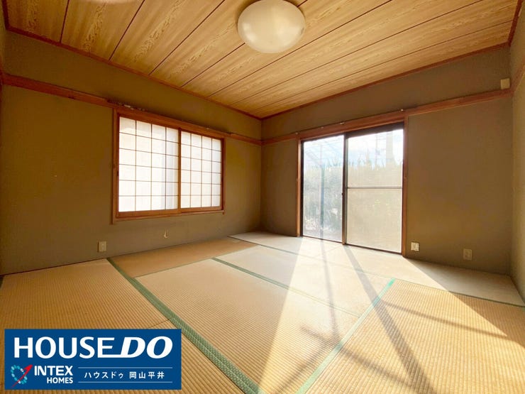 南向きの窓からたっぷりと光が注ぎ込む、心地よい和室です。お子様のお昼寝スペースや洗濯物を畳む家事空間として大活躍!井草の香りに包まれながら、家族でゆったりと寛げる癒しのひとときをお過ごしいただけます。