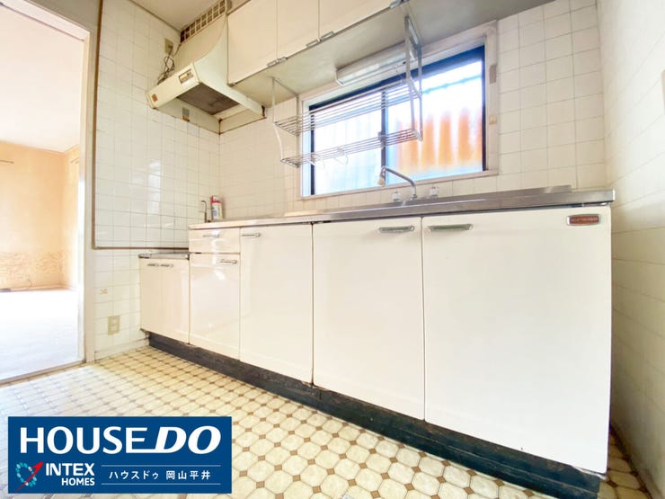 正面に大きな窓があり、手元を明るく照らしてくれる爽やかなキッチンです。壁付けタイプは背面のスペースを広く活用できるため、家族が集まる食卓もゆったり配置可能!豊富な収納で調理器具もスッキリ片付きます。