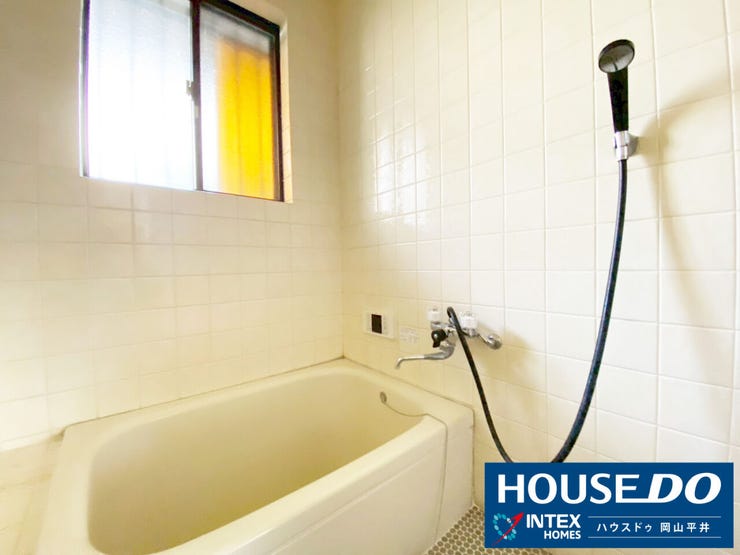 浴室に窓があることで、日中は明るく、夜はしっかり換気をして清潔に保てます。タイル貼りの壁は清潔感があり、一日の疲れをゆったりと癒してくれる、家族みんなのお気に入りスペースになりそうです。