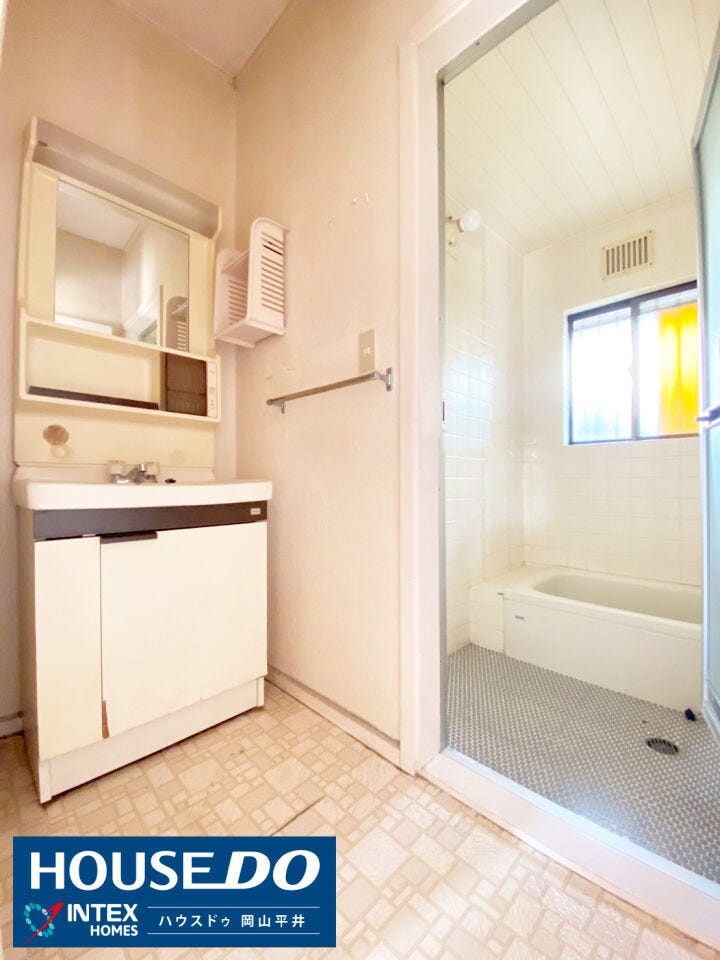 洗面台と浴室が隣接した、家族に嬉しい機能的な動線です。
白を基調とした空間が、毎日の暮らしを軽やかに、清潔にサポートします。