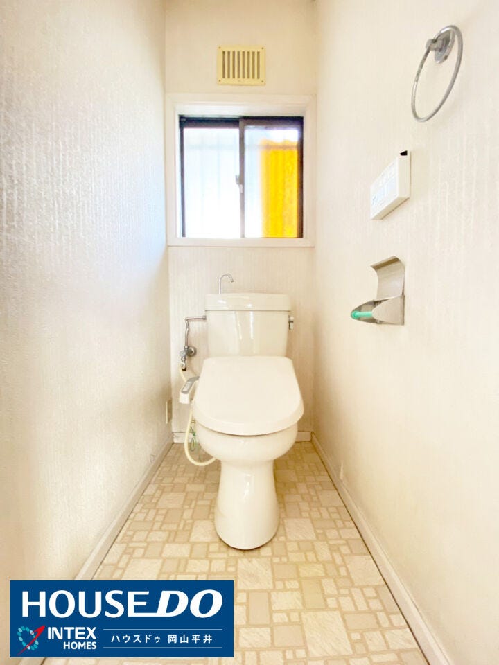 トイレに窓があることで自然光を取り込みつつ、気になる空気の入れ替えもスムーズに行えます。ホワイトを基調とした清潔感のある内装で、温水洗浄便座付き。毎日使う場所だからこそ、一年中明るく心地よい空間に。