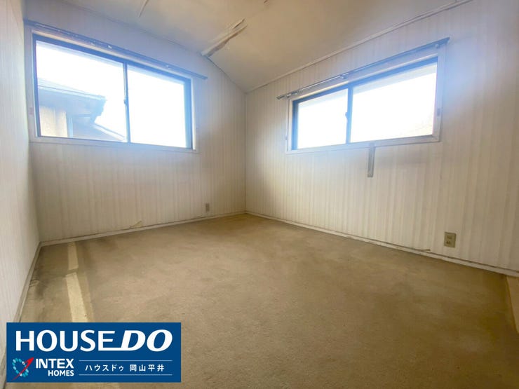 大きな窓が2箇所あり、風通しも日当たりも良好な洋室です。お子様部屋としてはもちろん、主寝室やテレワークスペースとしても使い勝手の良い広さ。明るい光に包まれて、朝から気持ちよく過ごせる空間です。