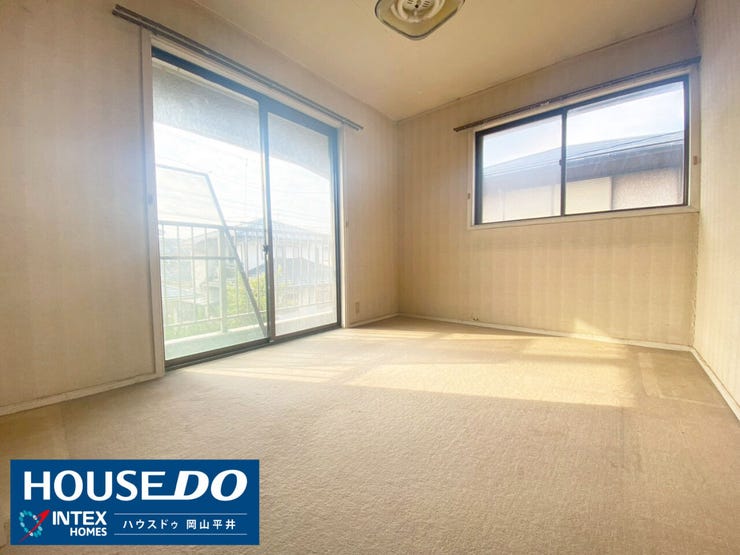 大きな掃き出し窓からバルコニーへ出られる、開放感たっぷりの洋室です。2面採光で日当たりも良く、心地よい風が通り抜けます。毎朝カーテンを開けるのが楽しみになるような、明るく爽やかなお部屋です。