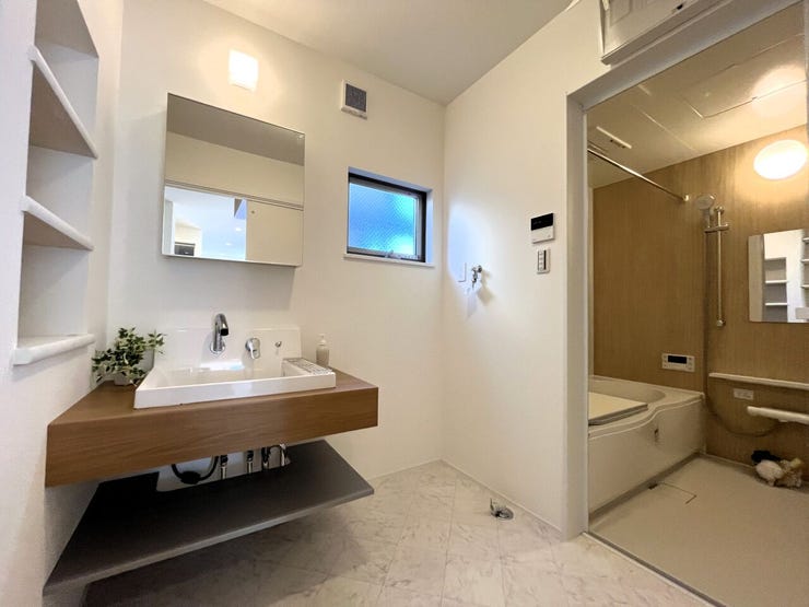 洗面所
シャワー付き洗面化粧台♪
朝の身支度もラクラクです♪