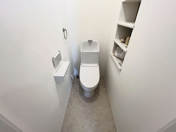 トイレ
1階2階とも温水洗浄便座♪
便座が暖かく、冬でも快適です♪