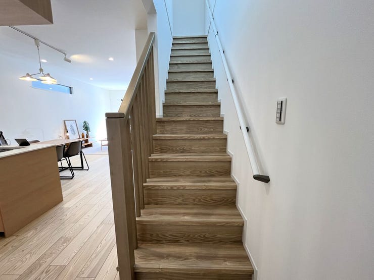 階段
手すり付きの階段♪
段差を緩やかに設計していますので、小さなお子様やご年配の方にも安心です♪