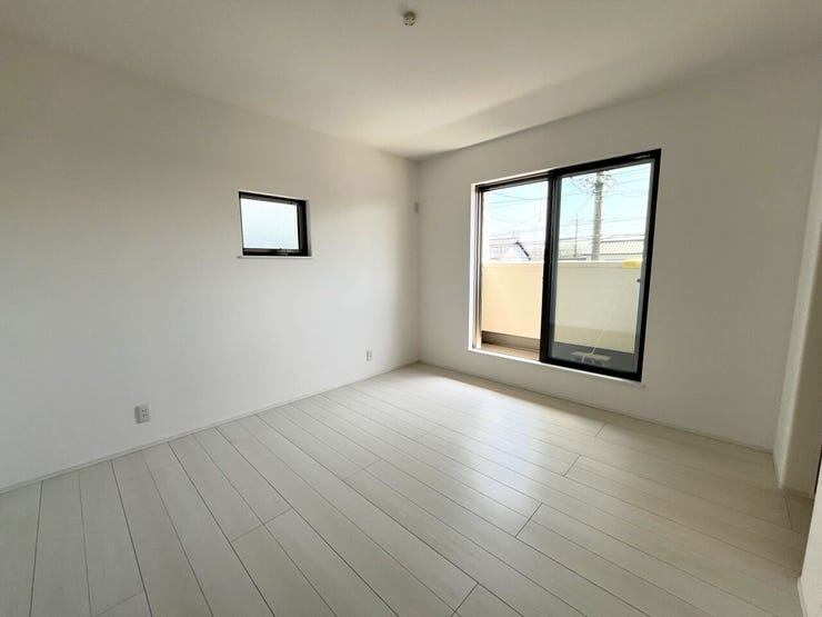 洋室7.0帖
2面採光のお部屋は明るく風通しが良いです♪
収納もしっかり出来ますよ!