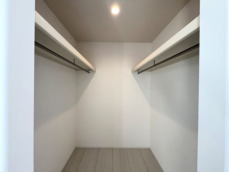 ウォークインクローゼット
季節物のお洋服などしっかり収納できます♪旅行鞄などかさばる収納もすっきり片付きますね♪