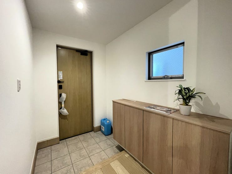 玄関
シューズボックス付きの玄関♪
玄関がスッキリとお使いいただけます♪