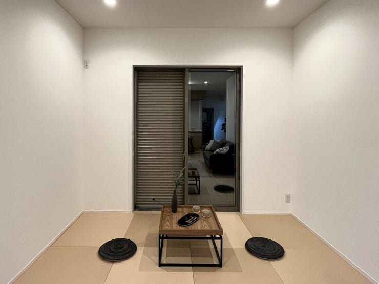 シャッター雨戸
開閉に力が要らないシャッターを採用しています♪
外出時や旅行時の防犯、台風など雨風の強い日にも安心ですね♪