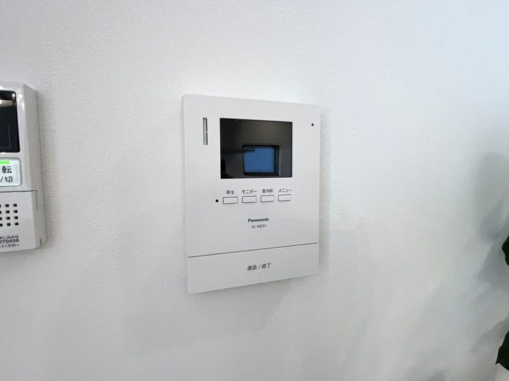 カラーモニター付インターホン
不在時の訪問は自動で録画されます。
訪問者の顔が確認できるのでお子様の留守番にも安心です♪