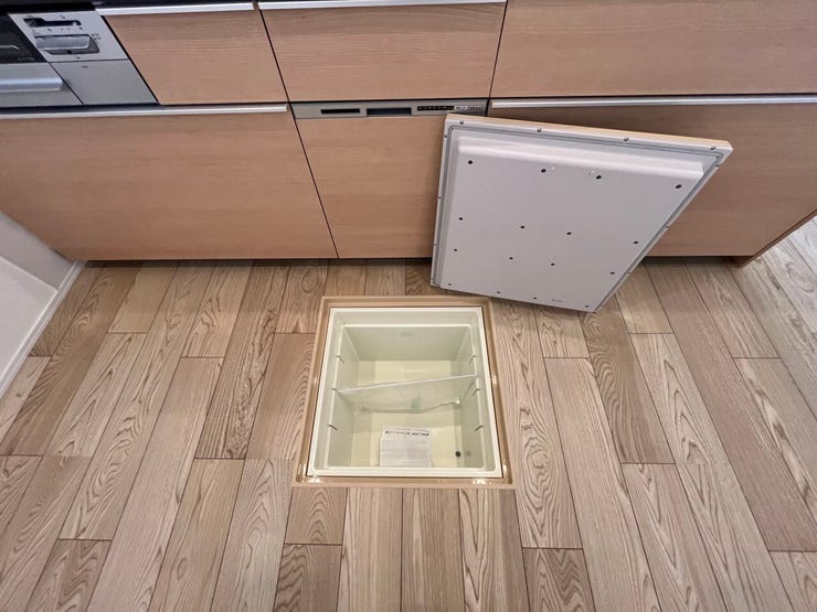 床下収納
あまり使わないものの収納に是非!
キッチンがスッキリ片付きます♪