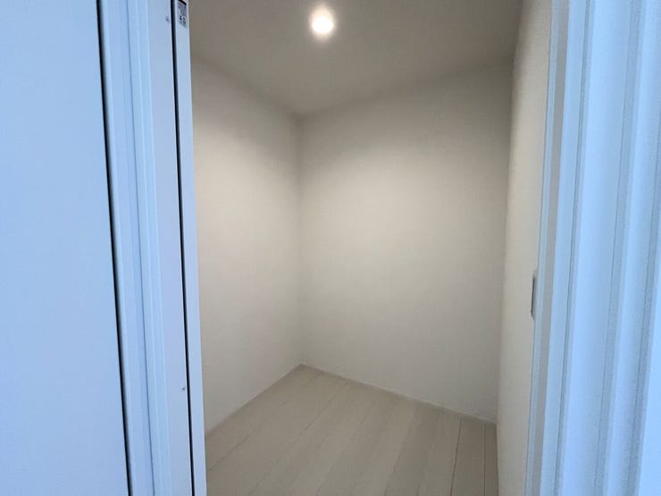 納戸
あまり使わない物などの収納に便利です♪