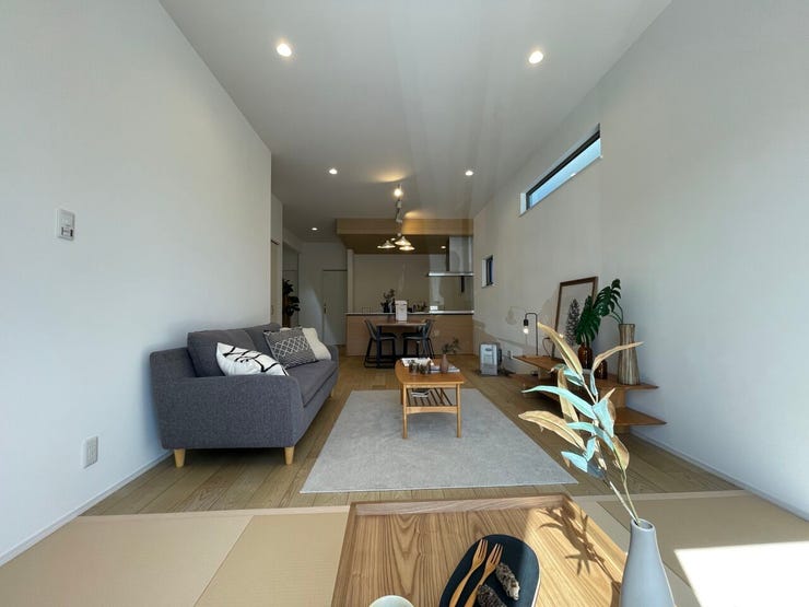 リビング
南面を広く取ったリビングは日当たり良好です♪
一家団欒の時間が増えそうですね♪