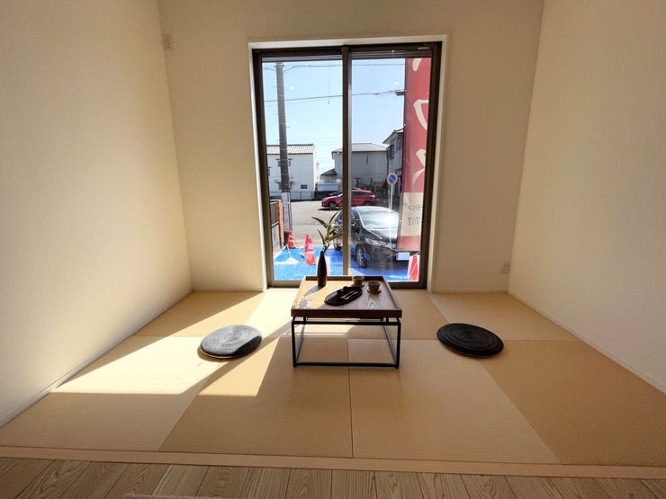 タタミコーナー
小さなお子様のキッズスペースや、少し横になりたい時などに便利です♪