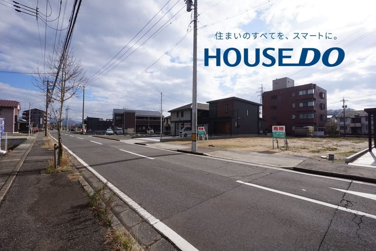 北側前面道路は幅員約12.01メートル(歩道含む)ございます♪