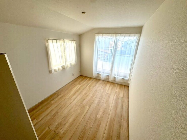 【Bedroom】明るく風通しの良い洋室。新築ならではの清潔感も魅力です。