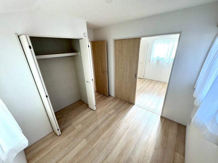 【Bedroom】クローゼット完備で収納力◎。家具の配置もしやすい機能的な洋室です。