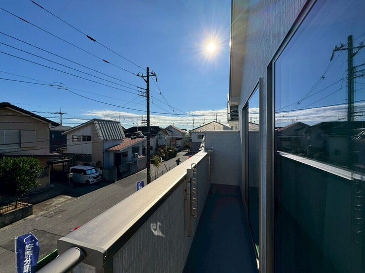 【Balcony】日当たりの良いバルコニーはお洗濯物がしっかり乾きやすく、毎日の家事にも重宝します。