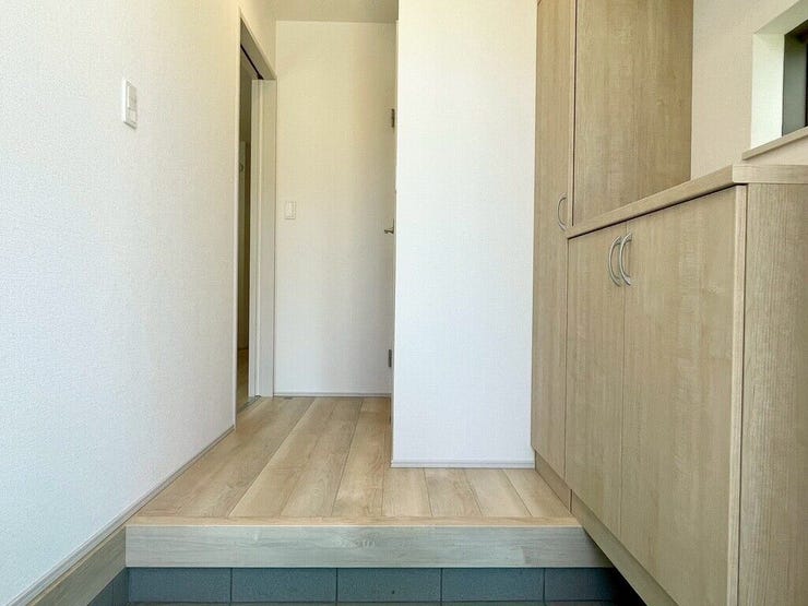 【Entrance】玄関には便利なシューズクローゼットを完備。靴やちょっとした日用品を整理整頓できます。