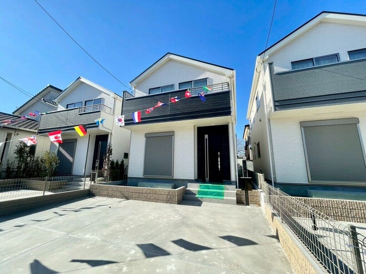 【Exterior】ゆとりのある駐車スペース付きで、車の出し入れもスムーズに行えます。