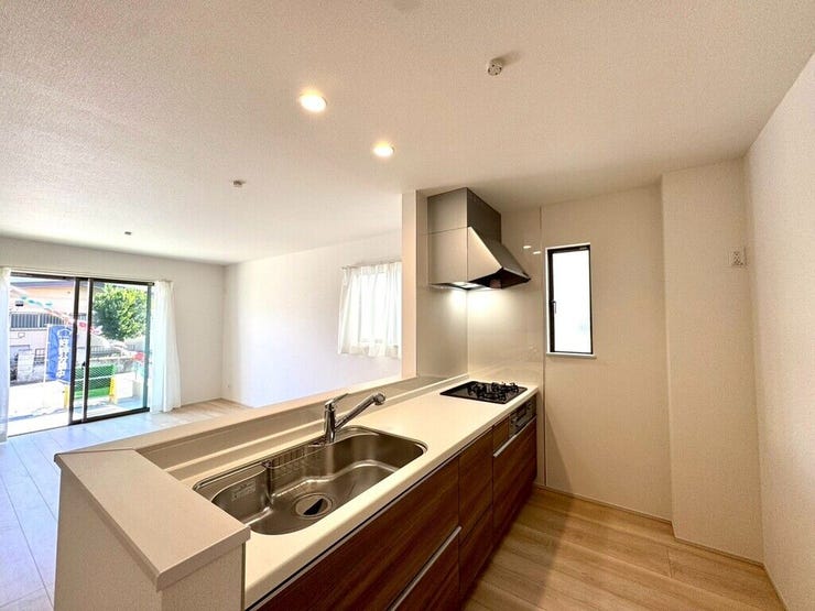 【kitchen】効率よく使える広々キッチン。収納力も高く、料理の時間がスムーズに。