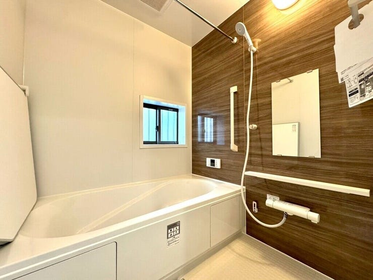 【Bathroom】お子様とのバスタイムにも十分な広さがあり、掃除も簡単にできます。