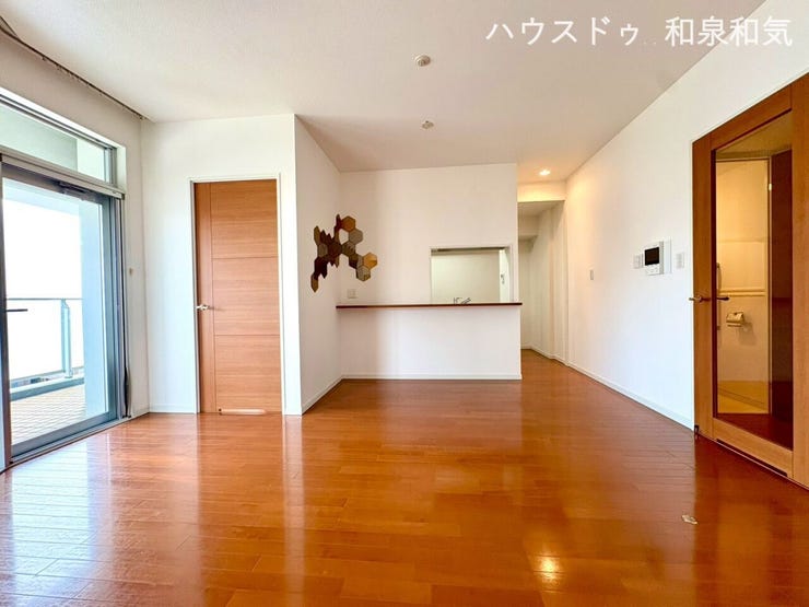 デザイン性も快適性も妥協しない、広々とした 11.1帖のリビングです!