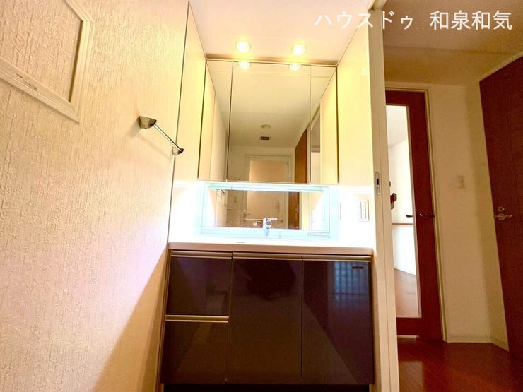 朝の身支度も快適に。明るい高級感のある洗面所