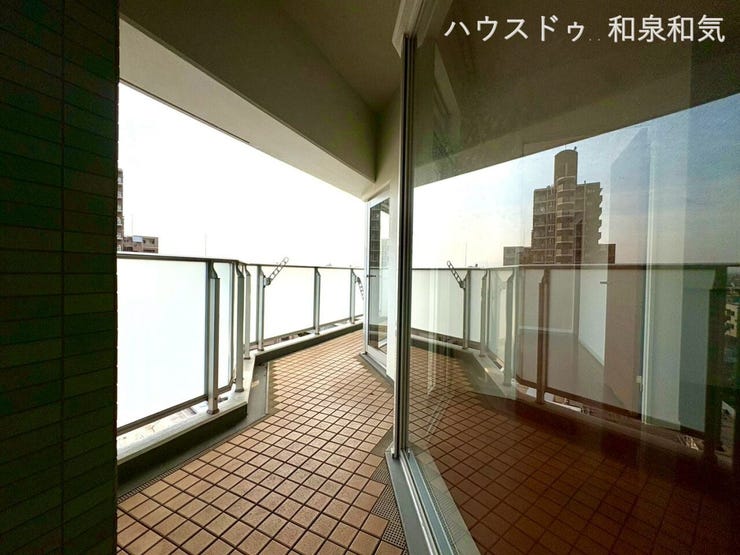 屋根付きで天候を気にせず使えるバルコニー。洗濯物も安心して干せます♪